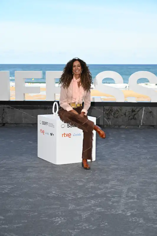 'Flores para Antonio' se presenta en el Festival de San Sebastián con la presencia de la familia Flores. 11 Rosario Flores asiste al photocall de ‘Flores Para Antonio’ en el 73 Festival Internacional de Cine de San Sebastián, el 23 de septiembre de 2025 en San Sebastián, España.