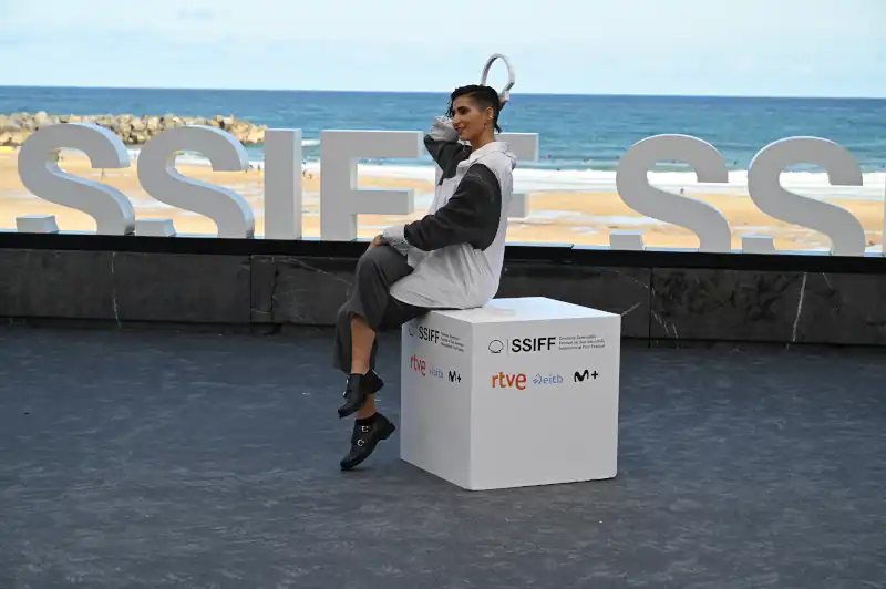 'Flores para Antonio' se presenta en el Festival de San Sebastián con la presencia de la familia Flores. 9 Alba Flores asiste al photocall de ‘Flores Para Antonio’ en el 73 Festival Internacional de Cine de San Sebastián, el 23 de septiembre de 2025 en San Sebastián, España.