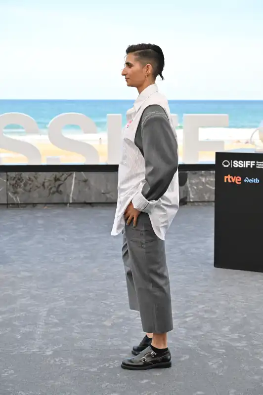 'Flores para Antonio' se presenta en el Festival de San Sebastián con la presencia de la familia Flores. 8 Alba Flores asiste al photocall de ‘Flores Para Antonio’ en el 73 Festival Internacional de Cine de San Sebastián, el 23 de septiembre de 2025 en San Sebastián, España.