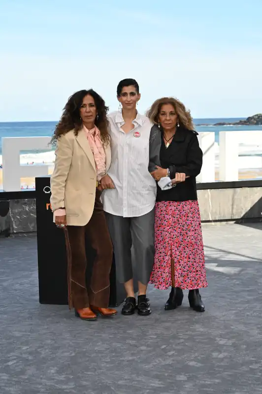 'Flores para Antonio' se presenta en el Festival de San Sebastián con la presencia de la familia Flores. 6 Alba Flores, Rosario Flores y Lolita Flores asisten al photocall de ‘Flores Para Antonio’ en el 73 Festival Internacional de Cine de San Sebastián, el 23 de septiembre de 2025 en San Sebastián, España.