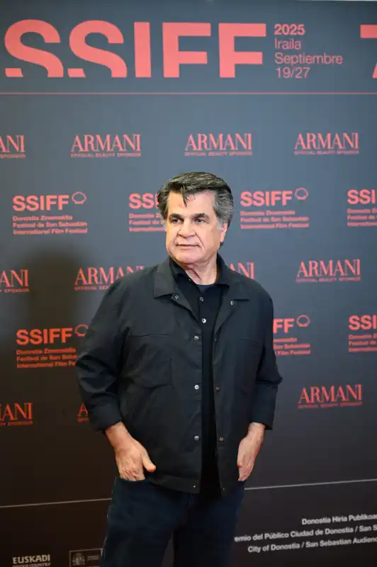 Jafar Panahi presenta 'Un Simple Accidente', su aplaudida Palma de Oro, en el Festival de San Sebastián. 6 Jafar Panahi asiste a la alfombra roja de ‘Un Simple Accidente’ en el 73 Festival Internacional de Cine de San Sebastián, el 21 de septiembre de 2025 en San Sebastián, España.