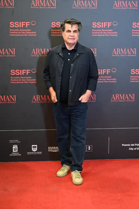 Jafar Panahi presenta 'Un Simple Accidente', su aplaudida Palma de Oro, en el Festival de San Sebastián. 7 Jafar Panahi asiste a la alfombra roja de ‘Un Simple Accidente’ en el 73 Festival Internacional de Cine de San Sebastián, el 21 de septiembre de 2025 en San Sebastián, España.