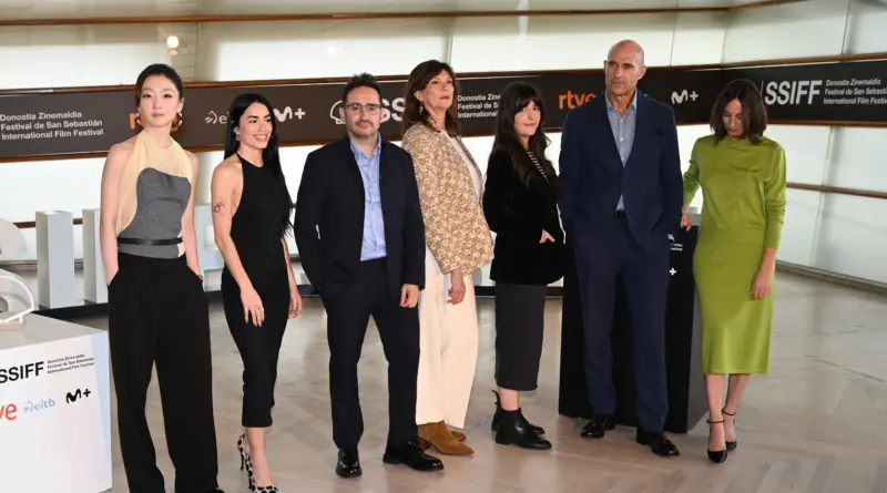 Imagen del jurado oficial, presidido por JA Bayona, del 73 Festival de San Sebastian
