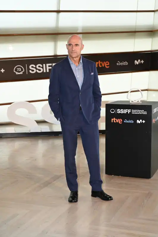 Mark Strong asiste al photocall del 73 Festival Internacional de Cine de San Sebastián, el 22 de septiembre de 2025 en San Sebastián, España. 