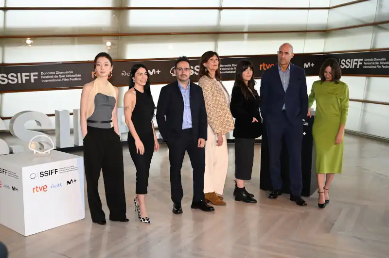 El jurado oficial asiste al photocall del 73 Festival Internacional de Cine de San Sebastián, el 22 de septiembre de 2025 en San Sebastián, España. 