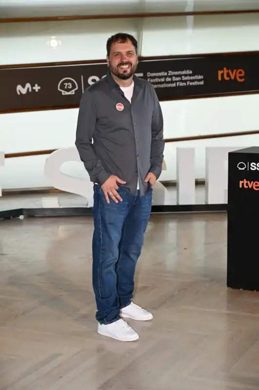 Kirmen Uribe asiste al photocall de ‘Karmele’ en el 73.º Festival Internacional de Cine de San Sebastián, el 22 de septiembre de 2025.