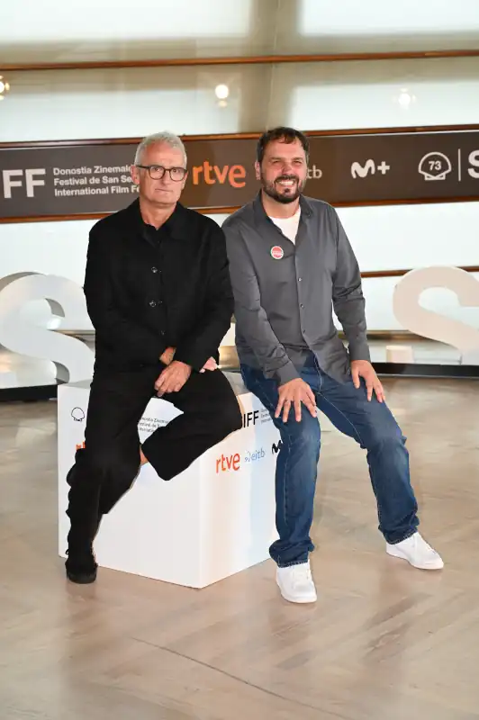 Asier Altuna y Kirmen Uribe asisten al photocall de ‘Karmele’ en el 73.º Festival Internacional de Cine de San Sebastián, el 22 de septiembre de 2025.