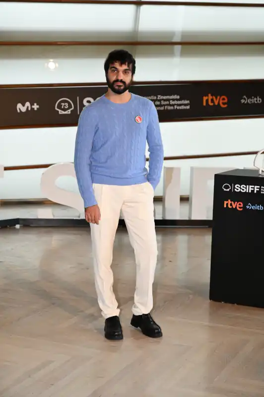 Eneko Sagardoy asiste al photocall de ‘Karmele’ en el 73.º Festival Internacional de Cine de San Sebastián, el 22 de septiembre de 2025.