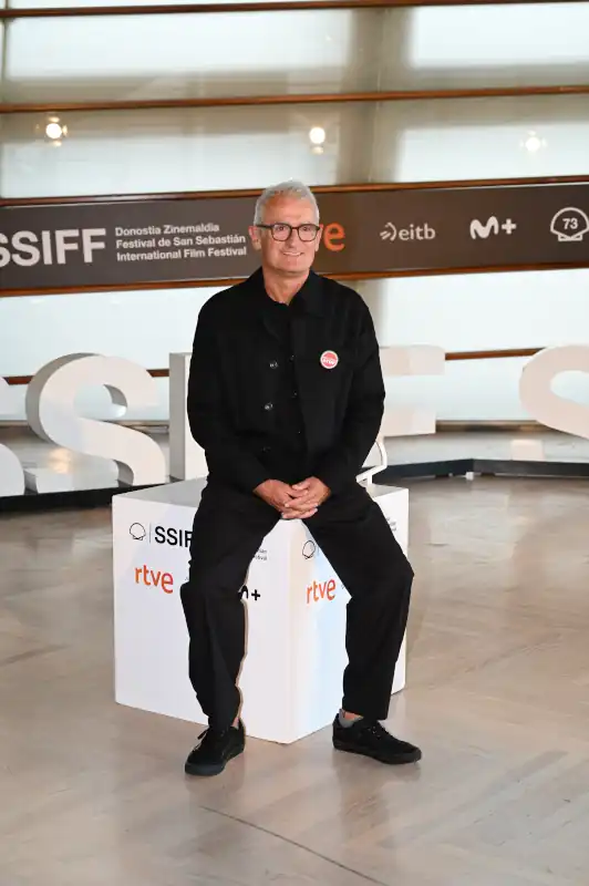Asier Altuna asiste al photocall de ‘Karmele’ en el 73.º Festival Internacional de Cine de San Sebastián, el 22 de septiembre de 2025.