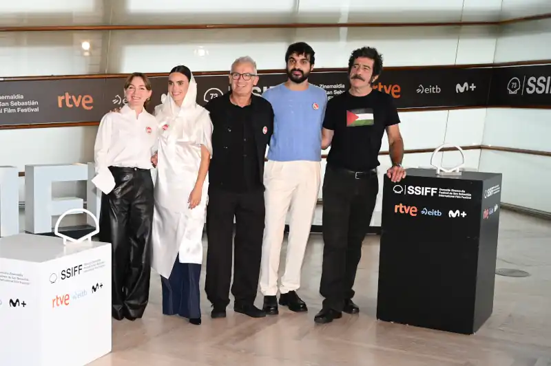 El equipo de Karmele asiste al photocall de ‘Karmele’ en el 73.º Festival Internacional de Cine de San Sebastián, el 22 de septiembre de 2025.