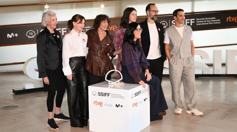 Imagen del equipo de Los Domingos en el photocall del festival de San Sebastián