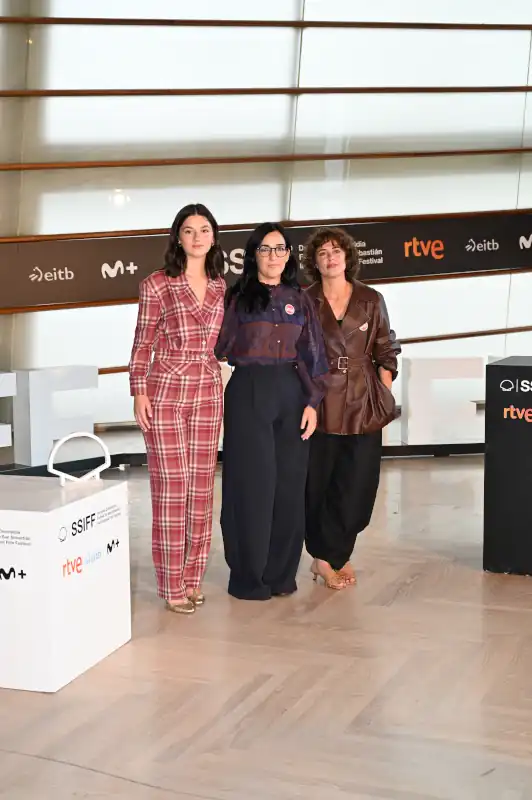 'Los Domingos', de Alauda Ruiz de Azúa, se estrena en el Festival de San Sebastián y su photocall queda inmortalizado en nuestras fotografías. 12 Mabel Rivera, Patricia Lopez Arnaiz y Alauda Ruiz De Azúa en el photocall de ‘Los Domingos’ en el 73 Festival Internacional de Cine de San Sebastián, el 22 de septiembre de 2025 en San Sebastián, España.