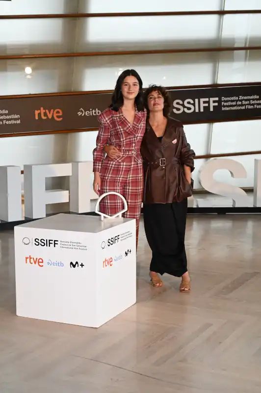 'Los Domingos', de Alauda Ruiz de Azúa, se estrena en el Festival de San Sebastián y su photocall queda inmortalizado en nuestras fotografías. 11 Mabel Rivera y Patricia Lopez Arnaiz en el photocall de ‘Los Domingos’ en el 73 Festival Internacional de Cine de San Sebastián, el 22 de septiembre de 2025 en San Sebastián, España.