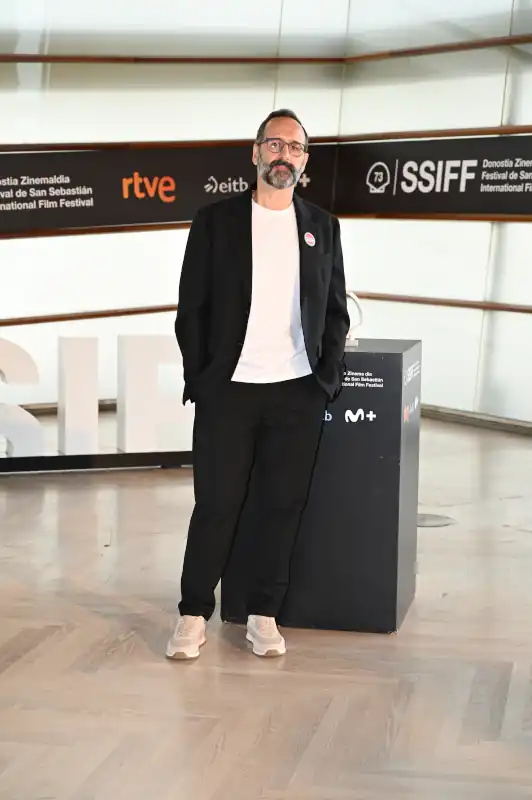 'Los Domingos', de Alauda Ruiz de Azúa, se estrena en el Festival de San Sebastián y su photocall queda inmortalizado en nuestras fotografías. 8 Miguel Garcés en el photocall de ‘Los Domingos’ en el 73 Festival Internacional de Cine de San Sebastián, el 22 de septiembre de 2025 en San Sebastián, España.