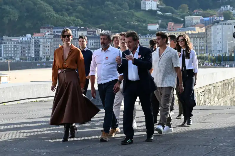 'Los Tigres', de Alberto Rodríguez, inaugura la participación española en la competición por la Concha de Oro en el Festival de San Sebastián. 12 El equipo de ‘Los Tigres’ en su llegada al photocall del 73 Festival Internacional de Cine de San Sebastián, el 20 de septiembre de 2025 en San Sebastián, España.