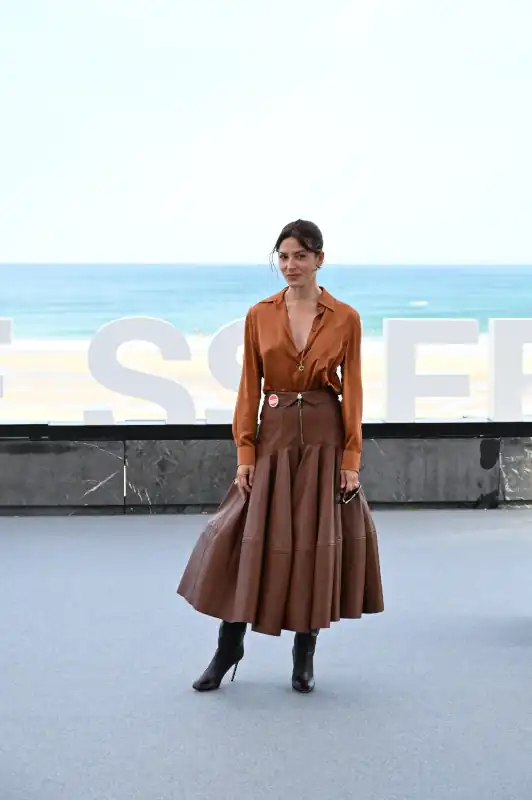 'Los Tigres', de Alberto Rodríguez, inaugura la participación española en la competición por la Concha de Oro en el Festival de San Sebastián. 10 Bárbara Lennie asiste al photocall de ‘Los Tigres’ en el 73 Festival Internacional de Cine de San Sebastián, el 20 de septiembre de 2025 en San Sebastián, España.