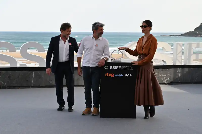 'Los Tigres', de Alberto Rodríguez, inaugura la participación española en la competición por la Concha de Oro en el Festival de San Sebastián. 4 Bárbara Lennie, Antonio de la Torre y Alberto Rodríguez asisten al photocall de ‘Los Tigres’ en el 73 Festival Internacional de Cine de San Sebastián, el 20 de septiembre de 2025 en San Sebastián, España.