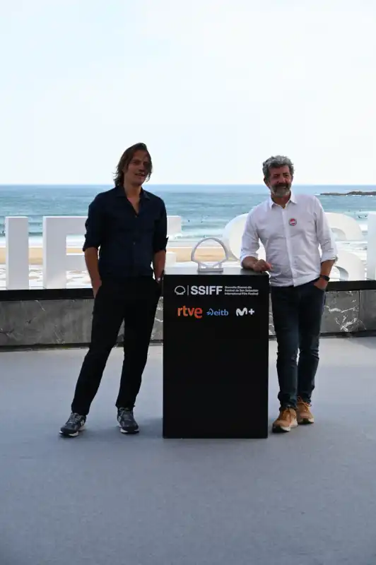 'Los Tigres', de Alberto Rodríguez, inaugura la participación española en la competición por la Concha de Oro en el Festival de San Sebastián. 11 Alberto Iglesias y Rafael Cobos asisten al photocall de ‘Los Tigres’ en el 73 Festival Internacional de Cine de San Sebastián, el 20 de septiembre de 2025 en San Sebastián, España.
