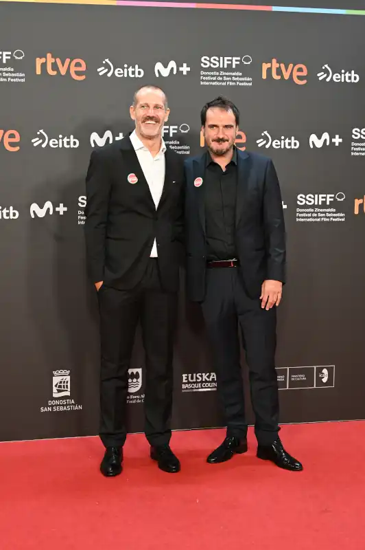 La alfombra roja del Festival de San Sebastián recibe a Jose Mari Goenaga y Aitor Arregi con su nueva película 'Maspalomas'. 4 Jose Mari Goenaga y Aitor Arregi asisten a la alfombra roja de ‘Maspalomas’ en el 73 Festival Internacional de Cine de San Sebastián, el 21 de septiembre de 2025 en San Sebastián, España.
