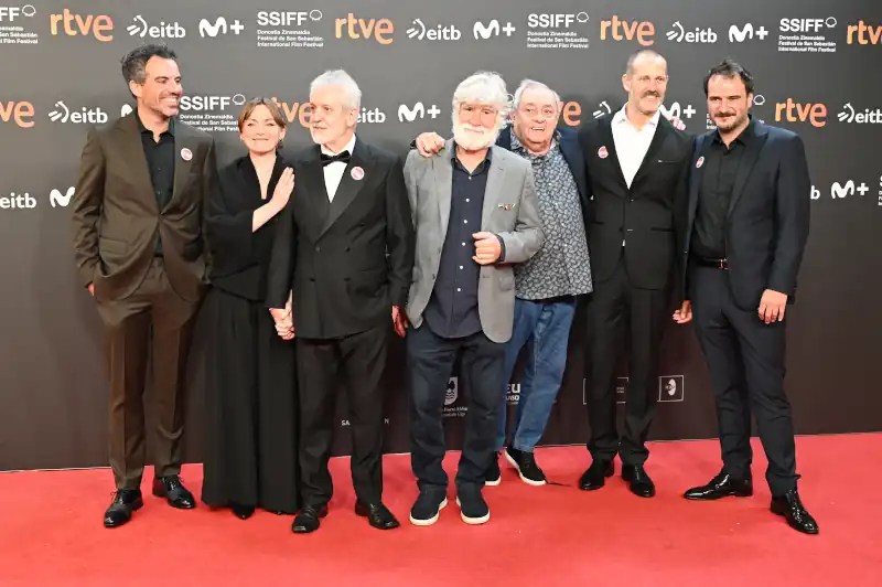 La alfombra roja del Festival de San Sebastián recibe a Jose Mari Goenaga y Aitor Arregi con su nueva película 'Maspalomas'. 10 El equipo de asiste ‘Maspalomas’ asiste a la alfombra roja del 73 Festival Internacional de Cine de San Sebastián, el 21 de septiembre de 2025 en San Sebastián, España.