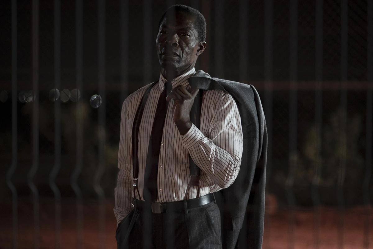 Crítica de ‘The Fence’ (‘Le Cri des Gardes’) [73SSIFF]: Teatralidad, sombras y colonialismo.