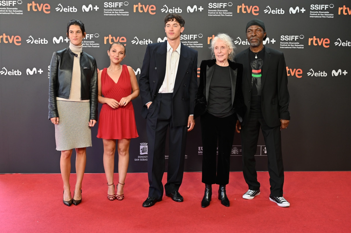 Tom Blyth, Mia McKenna-Bruce y compañía desfilan por la alfombra roja de 'The Fence' en el Festival de San Sebastián. 2 Imagen de la alfombra roja de The Fence