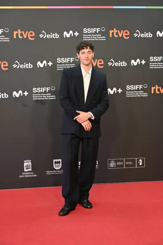 Tom Blyth, Mia McKenna-Bruce y compañía desfilan por la alfombra roja de 'The Fence' en el Festival de San Sebastián. 5 la vista vertical