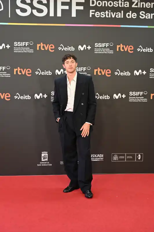 Tom Blyth, Mia McKenna-Bruce y compañía desfilan por la alfombra roja de 'The Fence' en el Festival de San Sebastián. 4 la vista vertical
