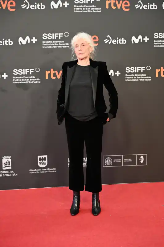 Tom Blyth, Mia McKenna-Bruce y compañía desfilan por la alfombra roja de 'The Fence' en el Festival de San Sebastián. 8 la vista vertical