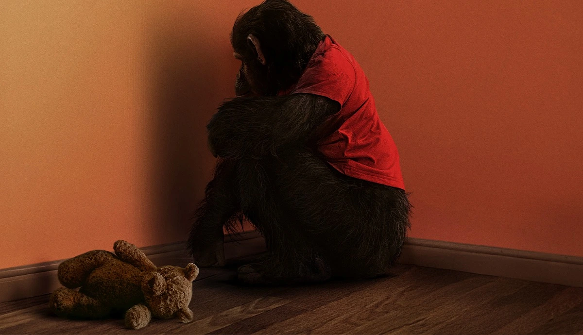 Vacaciones de amigos se tornan pesadilla cuando su adorable chimpancé mascota contrae la rabia en el primer tráiler de 'Primate'. 2 mundoCine - Primate Trailer pelicula