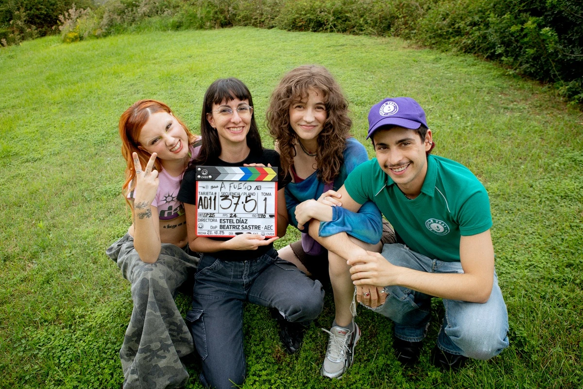 Zoe Bonafonte, Ruslana, Omar Banana y otros talentos protagonizarán 'A Fuego', la ópera prima de Estel Díaz, cuyo rodaje ya ha comenzado. 2 mundoCine - a fuego pelicula rodaje