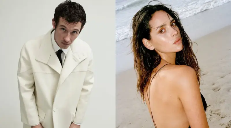 Díptico de Callum Turner con abrigo blanco y Adria Arjona en una playa.