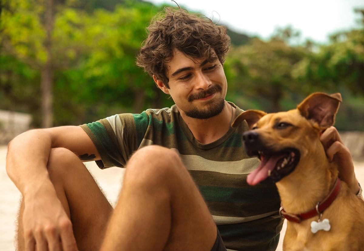 'Caramelo', la emotiva película brasileña con un perrito como estrella que promete hacerte llorar a mares y está arrasando en Netflix. 2 mundoCine - caramelo pelicula