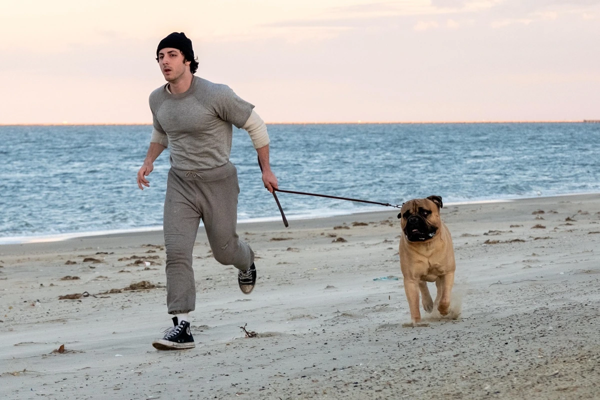 Pestañea y verás al joven Sylvester Stallone, pero en realidad es Anthony Ippolito en 'I Play Rocky', la película que recuerda cómo el actor se negó a tirar la toalla. 2 mundoCine - i play rocky pelicula