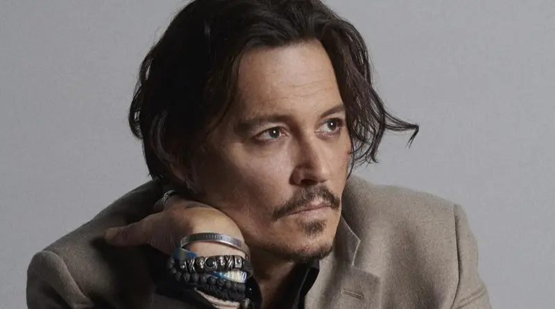 Primer plano del actor Johnny Depp apoyado en su mano con pulseras.