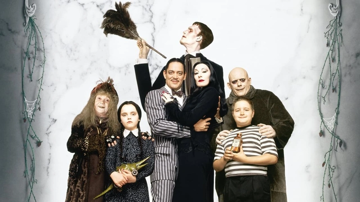15 películas de terror para este Halloween pensadas para niños (y padres) que quieren pasar miedo, pero solo un poquito. 16 mundoCine - la familia addams