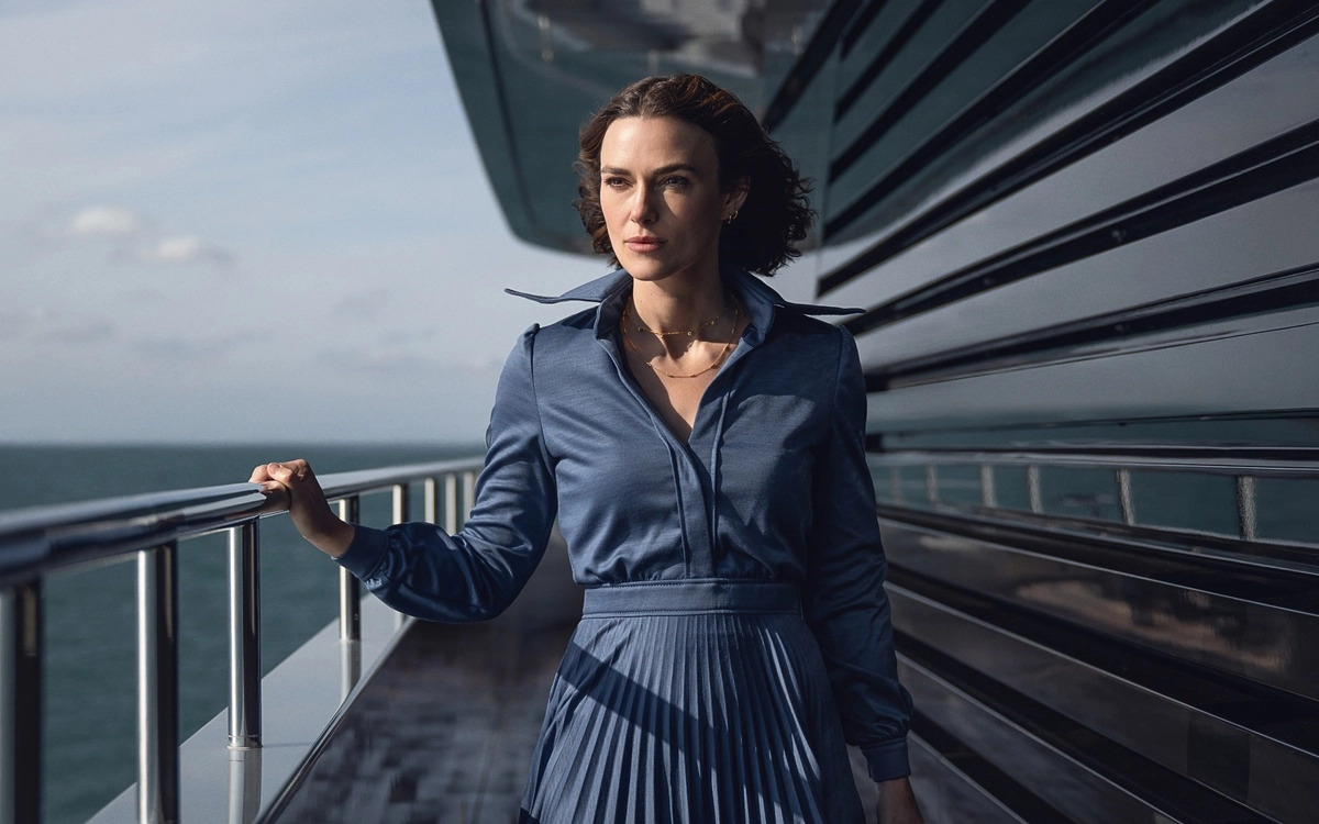 Crítica de 'La Mujer del Camarote 10': Keira Knightley cambia la Perla Negra por un yate de lujo en el que podría haber sido testigo de un crimen. 2 mundoCine - la mujer del camarote 10 netflix keira knightley critica