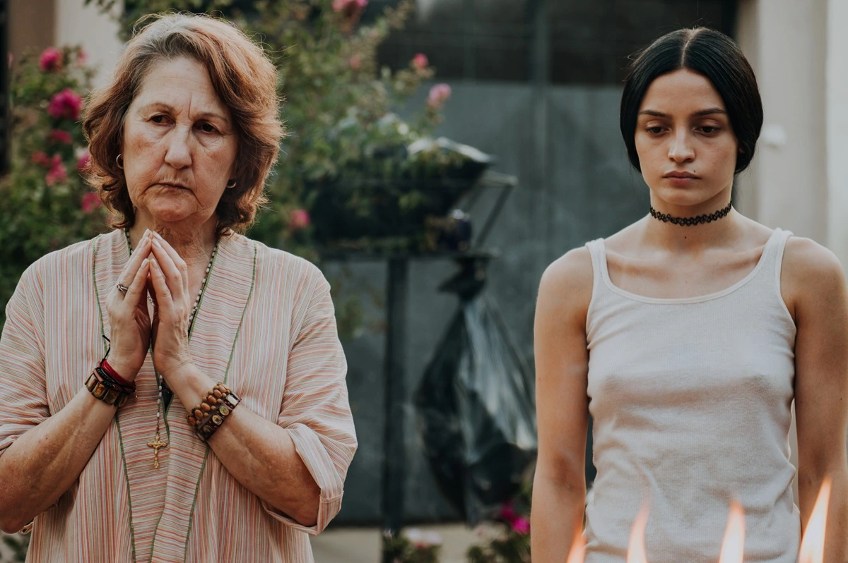 Crítica de 'La Virgen de la Tosquera': Dolores Oliverio impresiona en su debut con un personaje que trae a la memoria a la Carrie de Stephen King. 4 mundoCine - la virgen de la tosquera pelicula 2025