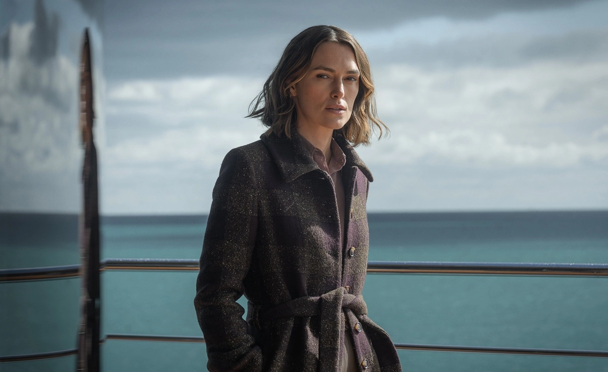 Esto opina la crítica de ‘La Mujer del Camarote 10’, la película más vista en Netflix: «Knightley nos da más alegrías navegando en un barco de época con bandera pirata».