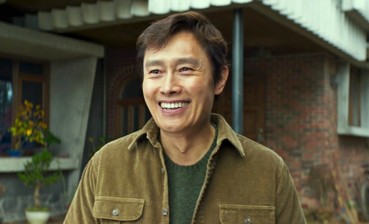 El Frontman de 'El Juego del Calamar' es un hombre desempleado dispuesto a matar a la competencia en el nuevo tráiler de 'No Other Choice', de Park Chan-wook. 2 mundoCine - no other choice 2025 pelicula