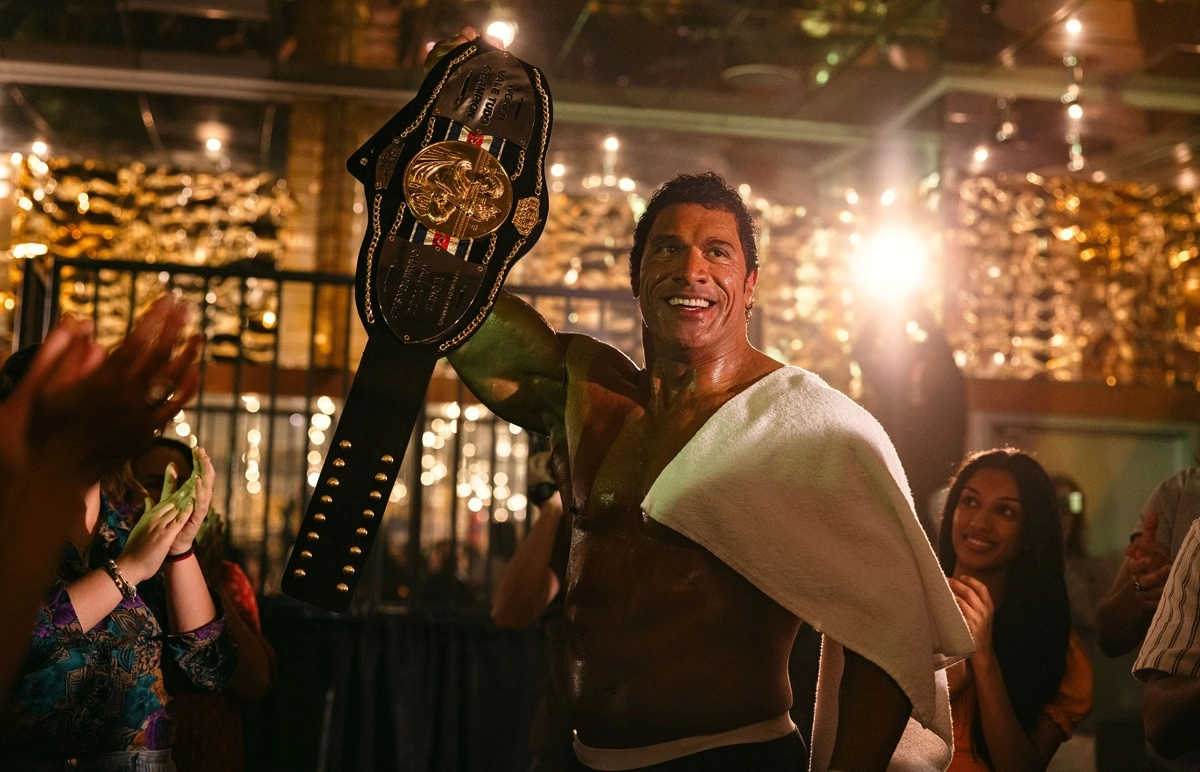 Crítica de 'The Smashing Machine': Benny Safdie sale victorioso de su primer combate en solitario. 2 mundoCine - the smashing machine 2025 critica pelicula dwayne johnson la roca