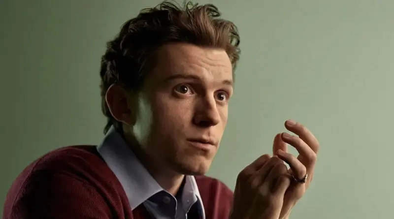 Tom Holland gesticulando con las manos durante una entrevista.