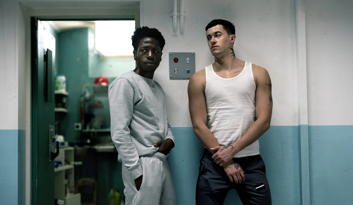 La libertad condicional de David Jonsson se ve amenazada por su nuevo compañero de celda, Tom Blyth, en el primer tráiler de 'Wasteman'. 2 mundoCine - wasteman 2025 pelicula