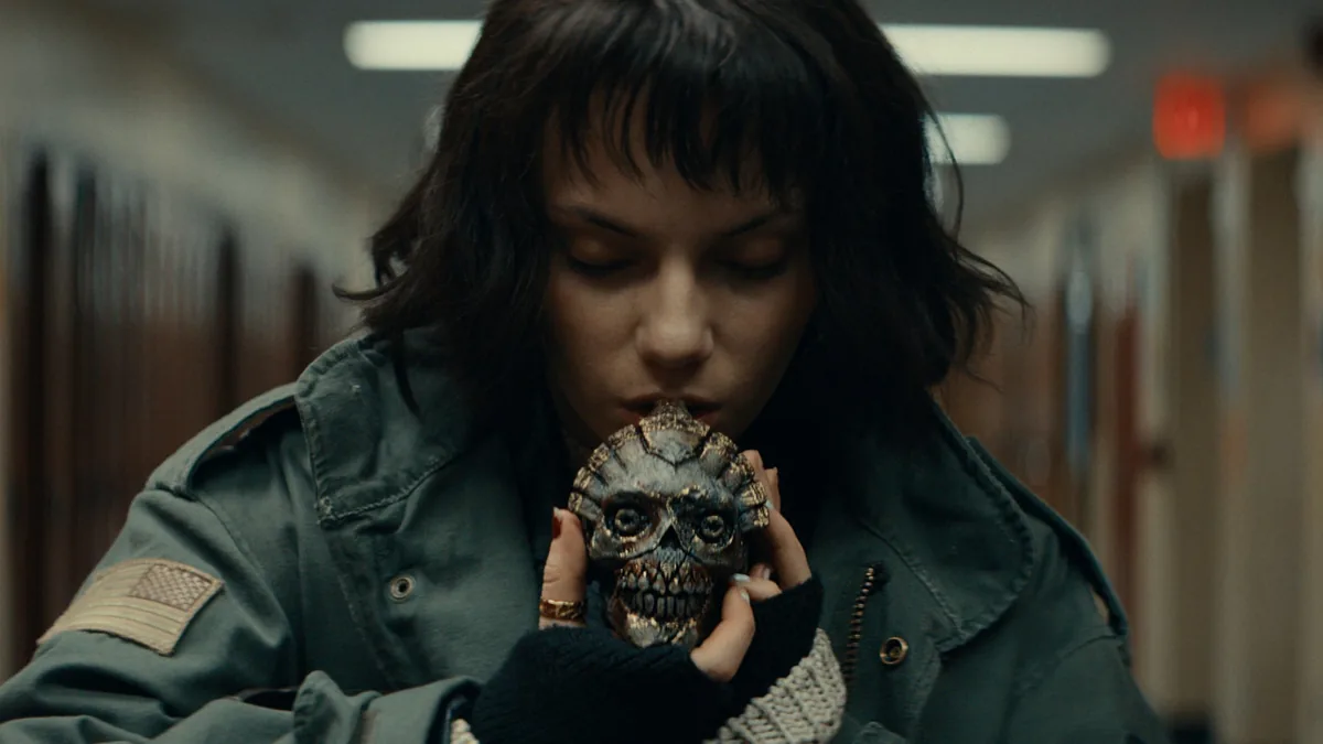 Dafne Keen encuentra el Silbato de la Muerte en el tráiler de 'Whistle: El Silbido del Mal', la película de terror de Corin Hardy, que ya tiene fecha de estreno en España. 2 mundoCine - whistle 2026 pelicula