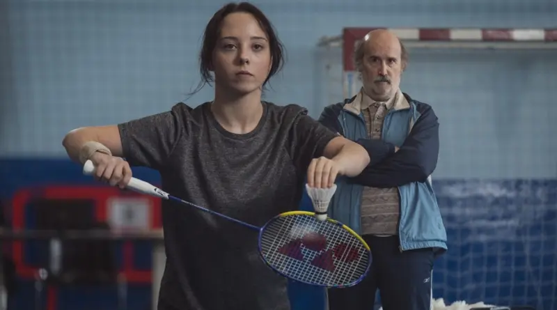 Javier Cámara es un ex olímpico reconvertido en profesor frustrado, y Carla Quílez, su joven promesa del bádminton, en el primer tráiler de 'Yakarta'. 1 Imagen de la serie Yakarta