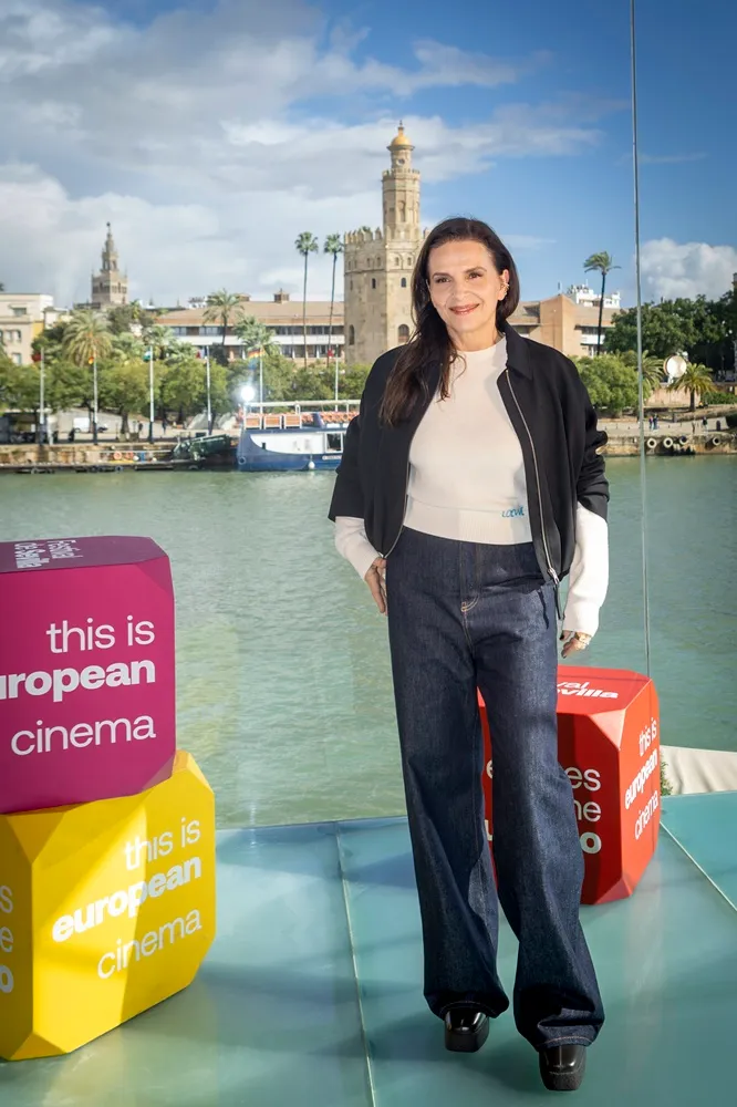 Juliette Binoche recibe el Giraldillo de Honor en el Festival de Cine de Sevilla 2025. 5 mundoCine - Juliette Binoche Guiraldillo de Honor festival cine sevilla