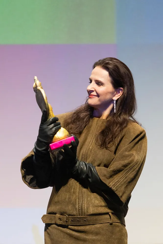Juliette Binoche recibe el Giraldillo de Honor en el Festival de Cine de Sevilla 2025. 3 mundoCine - Juliette Binoche Guiraldillo de Honor festival sevilla cine