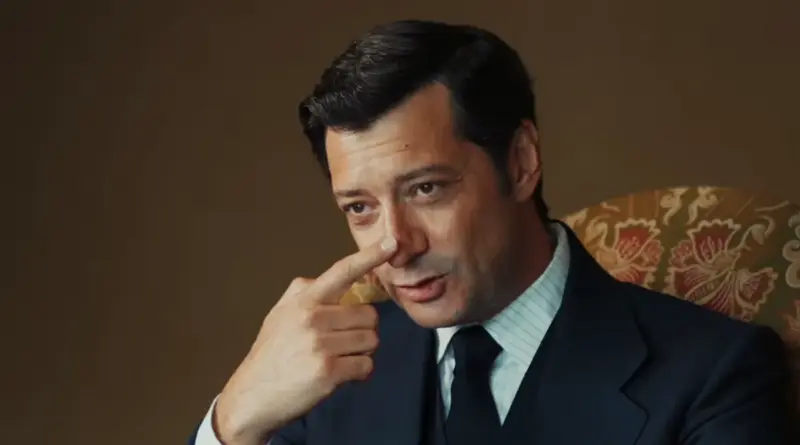 Álvaro Morte como Adolfo Suárez en la serie Anatomía de un Instante