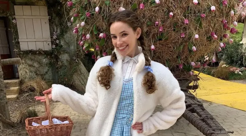 Bethany Weaver como Dorothy en Wicked