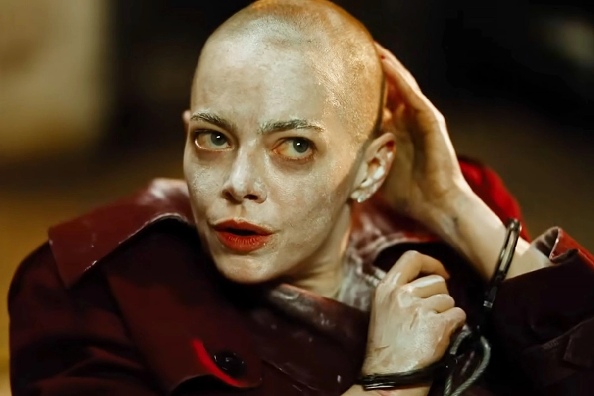 'Bugonia' llega hoy a los cines para descubrir si Emma Stone es un alien o Jesse Plemons un conspiranoico enloquecido. 2 mundoCine - bugonia estreno cines